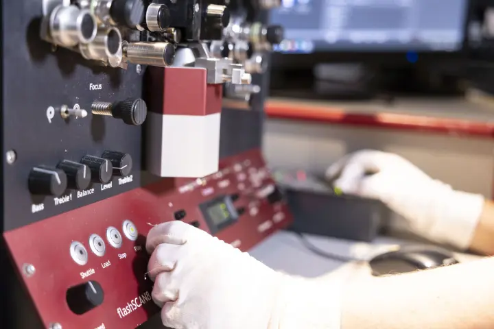 Beispielbild von Super8-Abtaster, der bei einer professionellen Digitalisierung eingesetzt wird. 