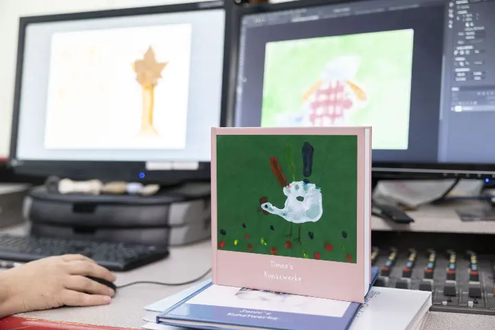 ein fertig gestaltetes KIDSartbook vor einem PC