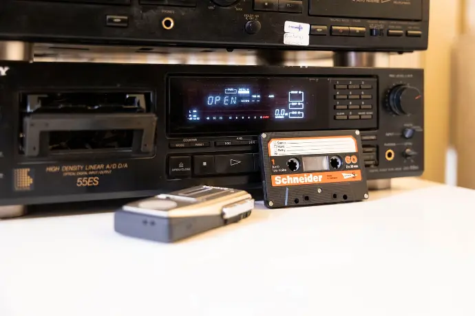 Musikkassetten Deck von vorne mit 2 MCs davor