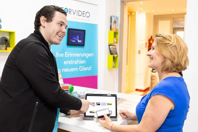 Forvideo Kundenberater erklärt Kundin Video Digitalisierung