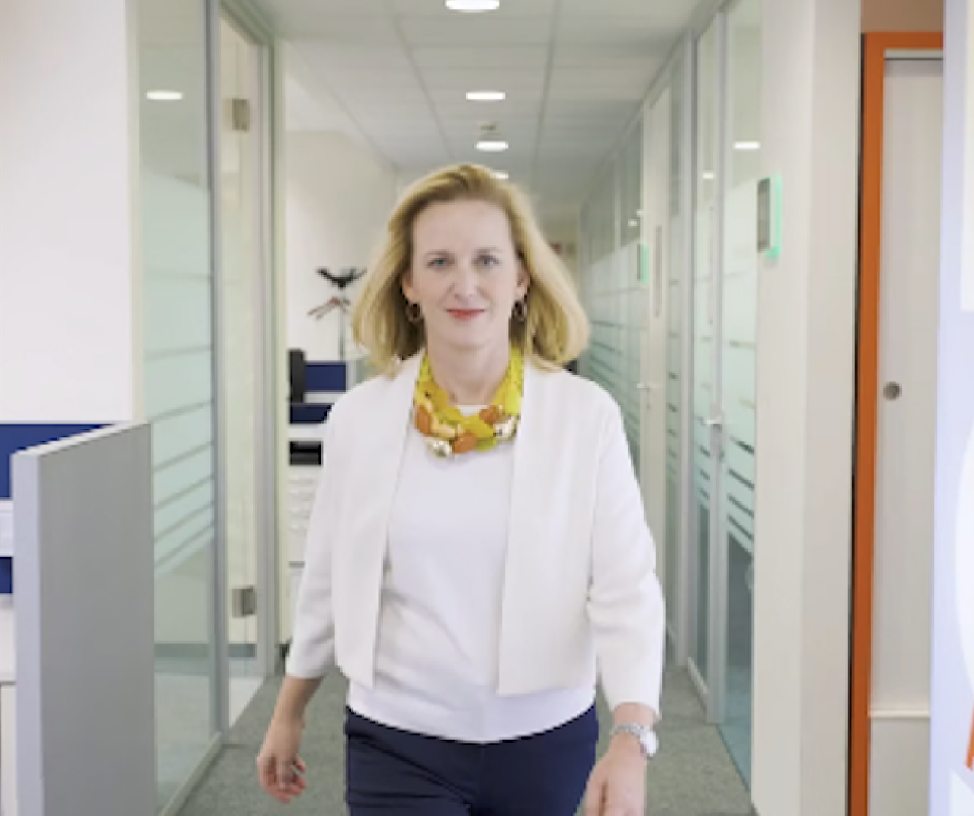 Portrait einer blonden GEschäftsführerin in ihrem Büro von Coface.