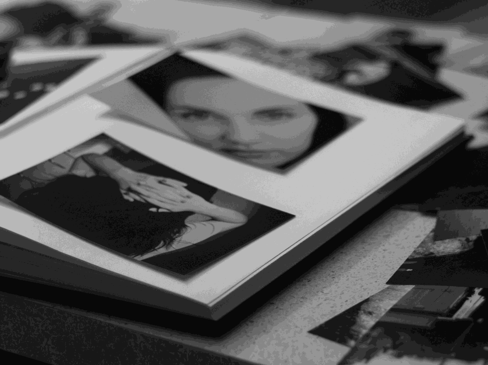 Fotos in einem aufgeschlagenen Fotoalbum