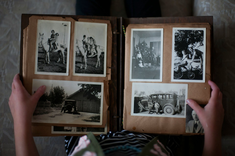 Aufgeschlagenes Fotoalbum mit schwarz-weiss Fotos