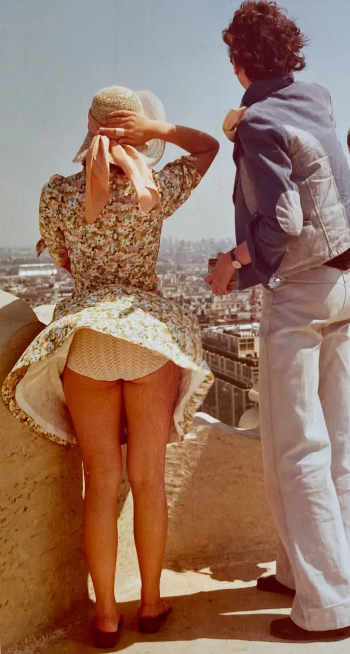 Screenshot einer VHS-Aufnahme mit Urlaubsszene eines Pärchens in Rom - fun fact - das kleid der Frau wird vom Wind hochgeweht und das Höschen blitzt hervor