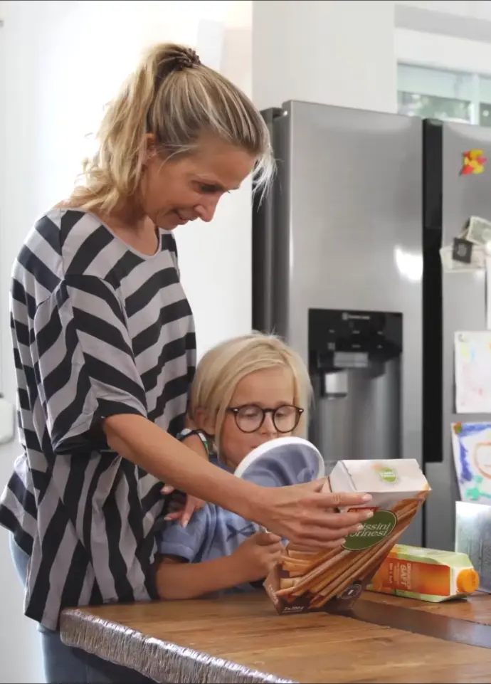 Familienportrait mit Mutter und Sohn in Küche für Social Media Clips