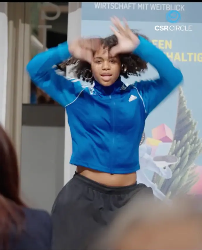 Junge Dame beim Tanzen auf einem Event von CSR Circle.