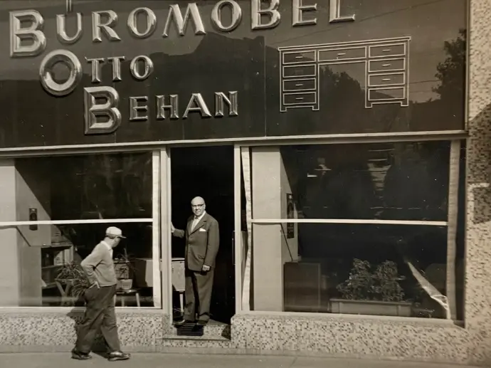 Schwarz-Weiss Foto von Behan & Thurm Geschäft