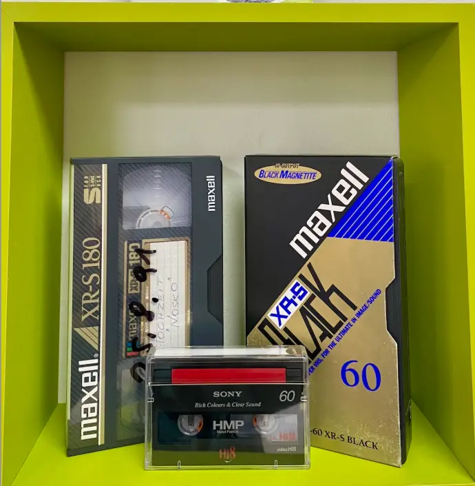 Musterfoto diverser Videokassetten VHS und Hi8 Videokassetten als Musterbeispiel für Videokassetten.