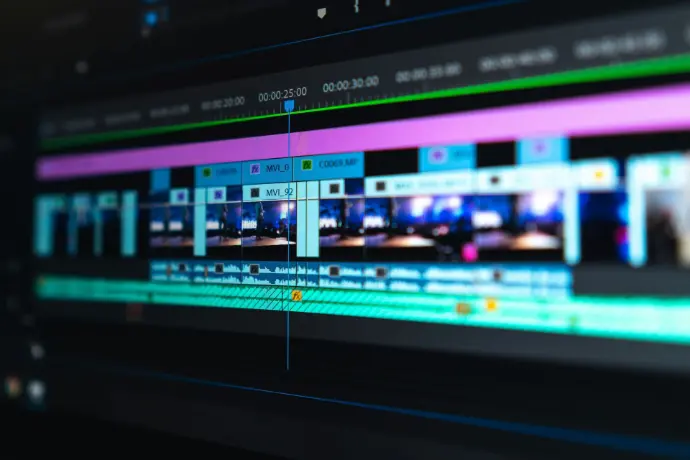Video Editing mit Profischnittprogrammen Videoschnitt Timeline am PC Screen