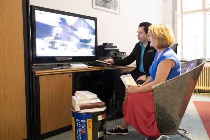 forvideo - sichtung - vhs - kundenberatung Sichtung alter VHS - Kassetten gemeinsam mit einer Kundin im ForVideo - Studio – persönliche Betreuung und Medienberatung