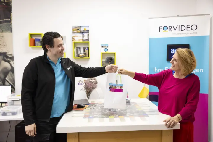 forvideo - uebergabe - digitale - erinnerungen Übergabe der digitalisierten Medien an eine Kundin bei ForVide o in Wien – persönliche Beratung und freundlicher Service.