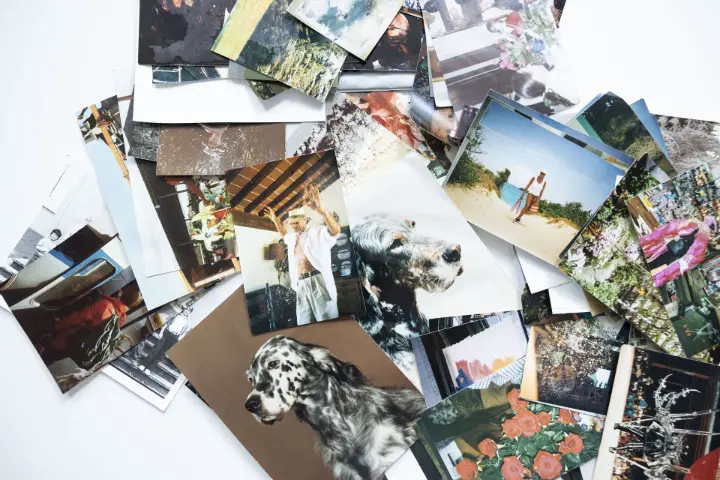 analoge Fotosammlung Alte Erinnerungen als Fotos auf einem Tisch , die zum perfekte n Zeitpunkt zum Digitalis ieren analoger Medien eingescannt werden