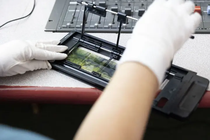 Filmstreifen digitalisieren Sorgfältige Vorbereitung eines Filmstreifens zu m ideale n Zeitpunkt zum Digitalisieren analoger Medien