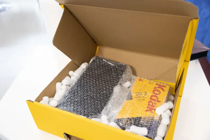 Fertig gepackter, gut gepolsterter Karton mit a nalogem Videomaterial, bereit zum Versand an das Digitalisierungsstudio FORVIDEO versandfertiger_Karton_digitalisierung